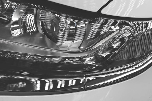 fehér jármű típusú fényszórói, figyelemre méltó sekély térmélység - Fotó, kép