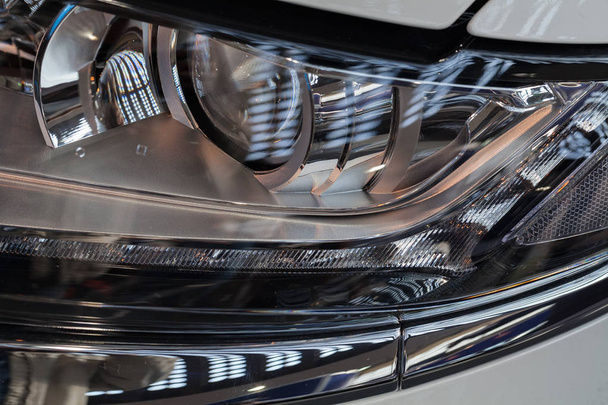 type headlights of the white vehicle, note shallow depth of field - Foto, afbeelding