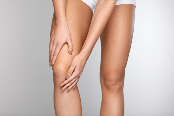Body Pain. Close-up Of Beautiful Female Body With Pain In Knees - Zdjęcie, obraz