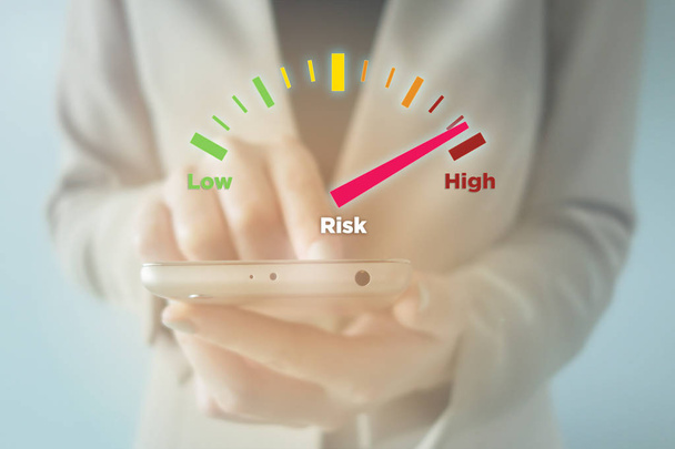 Smartphone com medidor de alto risco
 - Foto, Imagem