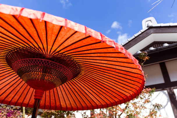 Παραδοσιακή κόκκινη ιαπωνική ομπρέλα - Φωτογραφία, εικόνα