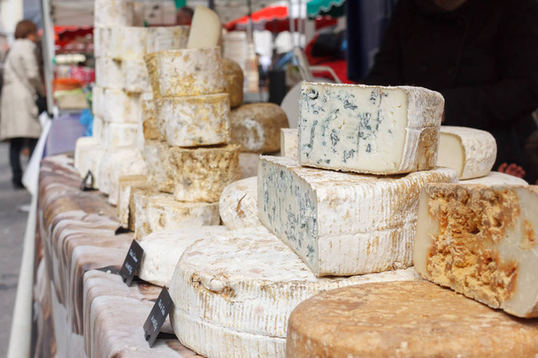 Fransız keçi peyniri bölümünde. mavi peynir. Fransız piyasa tezgahta. Tomme - Fotoğraf, Görsel