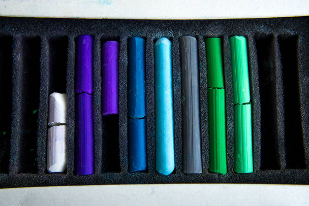 Trozos de tiza pastel de colores en la caja
 - Foto, imagen