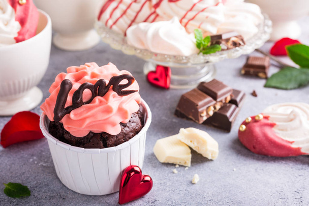 A meringue gyönyörű csokoládé cupecake - Fotó, kép