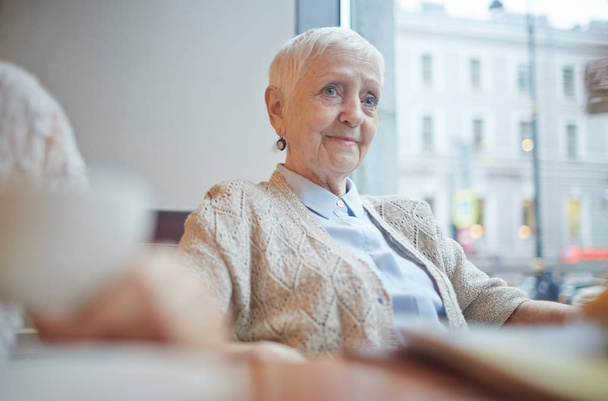 Старшая женщина в кафе
 - Фото, изображение
