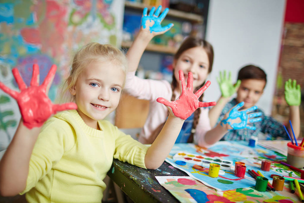 filles avec les mains dans la peinture de couleur
 - Photo, image