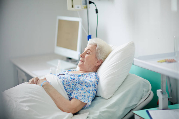 Senior woman in hospital - Photo, Image