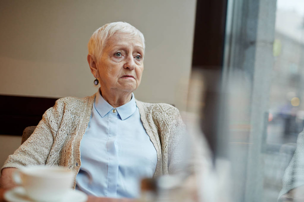 Donna anziana in caffè
 - Foto, immagini