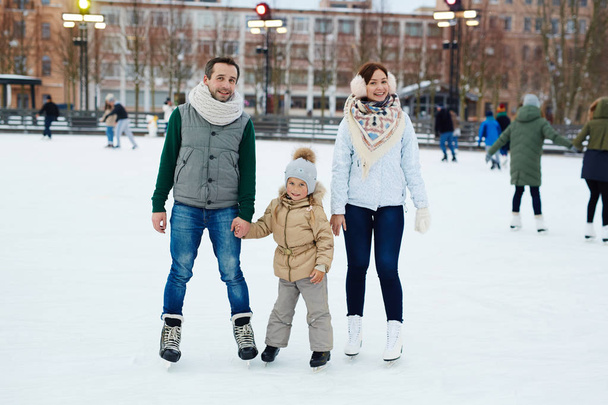 Familie op de ijsbaan - Foto, afbeelding