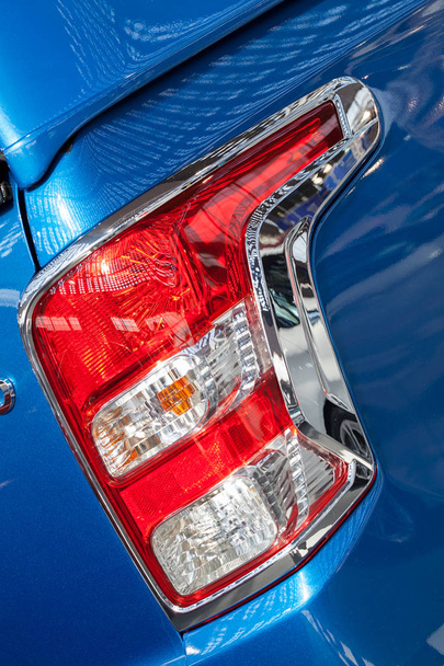 brzdová světla na modrém autě, poznámka mělká hloubka pole - Fotografie, Obrázek