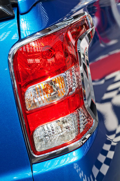 Bremslichter an blauem Auto, geringe Schärfentiefe beachten - Foto, Bild