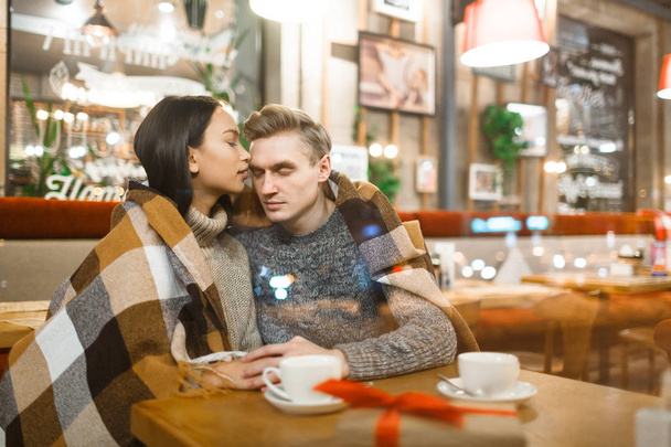 fiatal pár a kávézóban  - Fotó, kép
