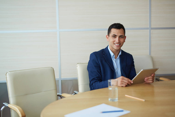 hombre de negocios sentado a la mesa con tableta digital
 - Foto, imagen