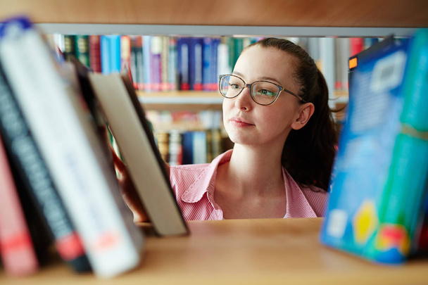 Studentin in der Bibliothek - Foto, Bild