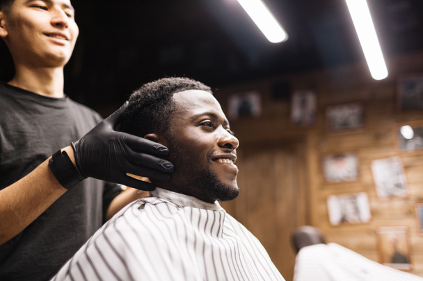 hombre sentado en la barbería
 - Foto, imagen