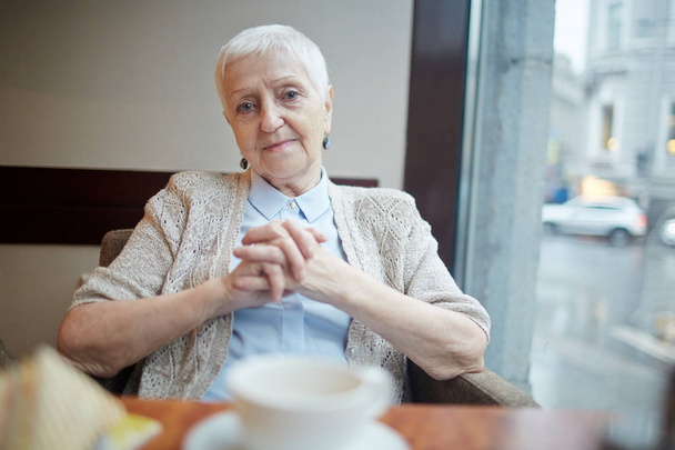 Старшая женщина в кафе
 - Фото, изображение