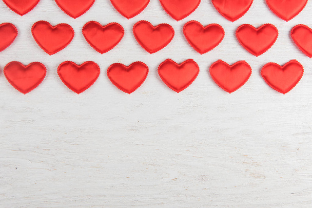 rote Herzen auf weißem Holz-Hintergrund - Foto, Bild