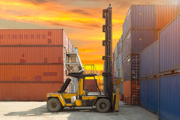 Mobiler Containerumschlag an einem Containerterminal im Hafen. - Foto, Bild