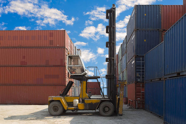 Gestore mobile di container presso un terminal container nel porto. - Foto, immagini