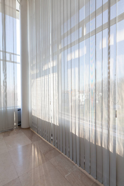 Muestras de persianas y cortinas para las ventanas con mehanismo, nota poca profundidad de campo
 - Foto, imagen