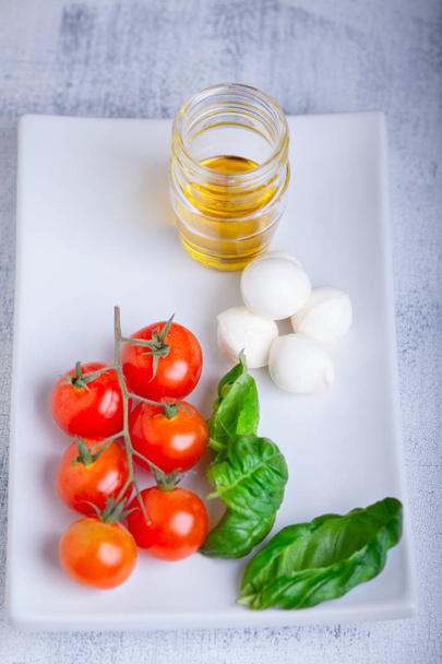 Zutaten für Caprese Salat - Foto, Bild