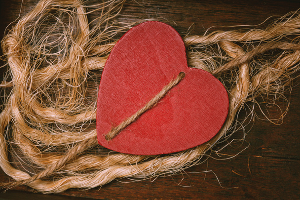 Червоне серце - символ любов і романтика. День Святого Валентина - Фото, зображення