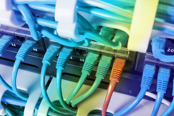 Διακομιστής rack με μπλε και κόκκινο internet καλώδιο ενημερωμένη έκδοση κώδικα καλώδια - Φωτογραφία, εικόνα