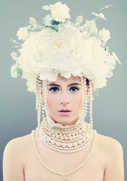 Elegante vrouw met witte bloemen. Jonge gezicht, make-up, rozen en  - Foto, afbeelding