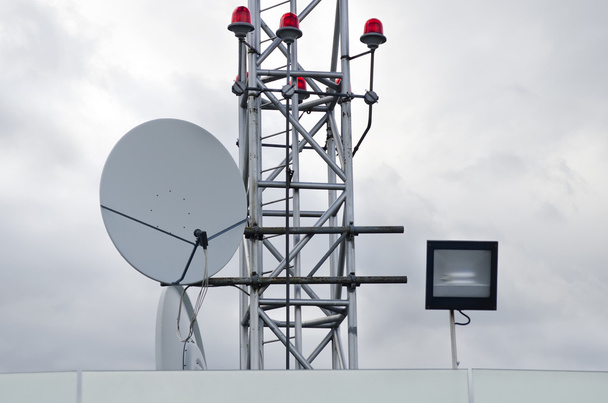 Antena e luzes de advertência vermelhas
 - Foto, Imagem
