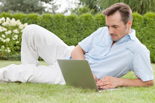man using laptop in park - Foto, Imagem
