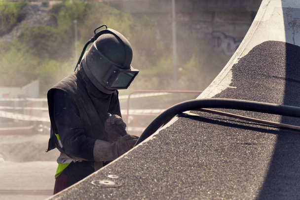 Man met helm als robot bezig met de bruggenbouw van een  - Foto, afbeelding