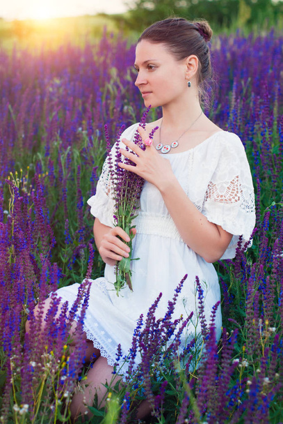 Retrato romántico de la joven hermosa mujer en el campo de las flores
 - Foto, imagen