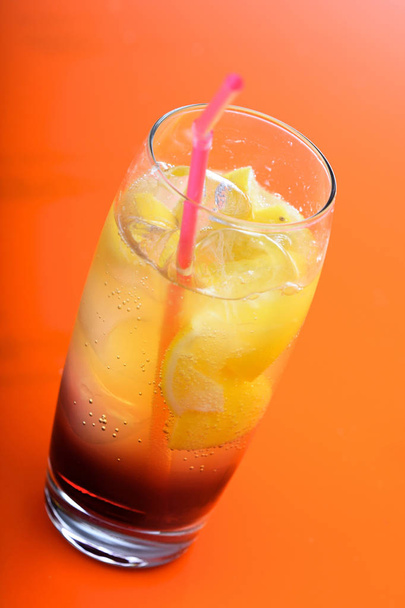 Vaso de bebida con limón y hielo
  - Foto, imagen