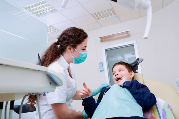 The child in dentists chair with a female doctor - Foto, Bild