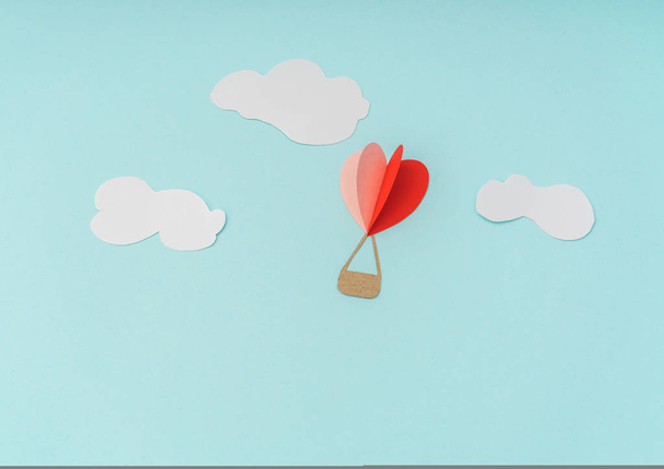 Papierschnitt von Herz-Heißluftballons zum Valentinstag - Foto, Bild