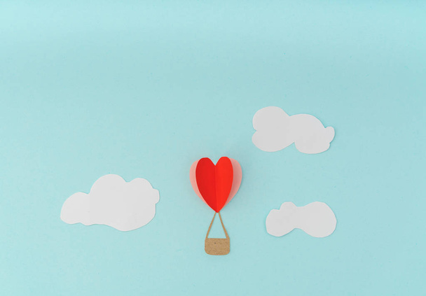 Paper cut of Heart Hot air balloons for Valentine's Day celebrat - Φωτογραφία, εικόνα