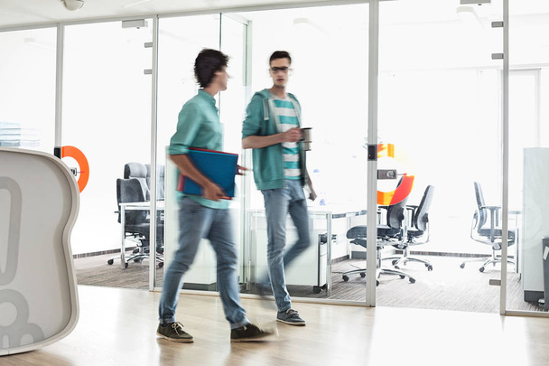 Empresários caminhando no espaço de trabalho criativo
 - Foto, Imagem