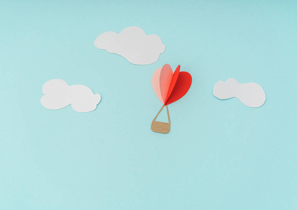 Paper cut of Heart Hot air balloons for Valentine's Day celebrat - Foto, Bild