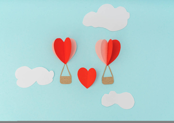Paper cut of Heart Hot air balloons for Valentine's Day celebrat - Foto, Imagem