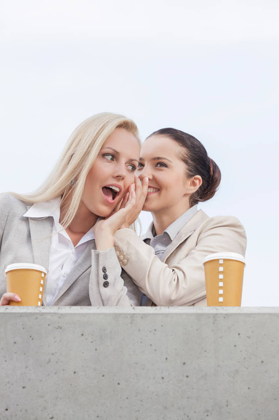 Businesswomen con tazas de café desechables
  - Foto, Imagen