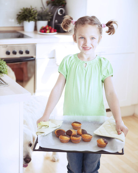 Girl holding baking tray  - Fotoğraf, Görsel