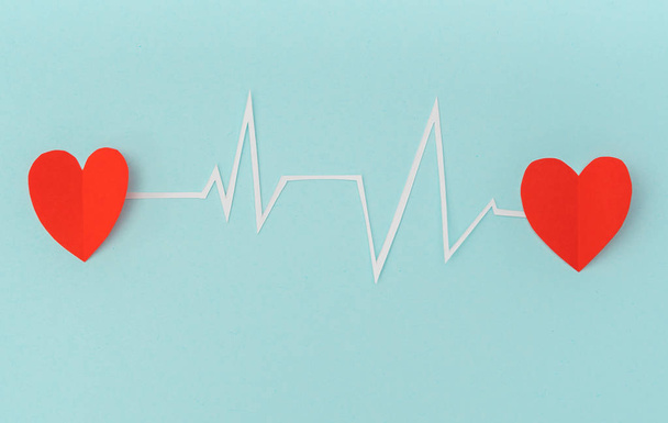 Řezání papíru z kardiogram srdeční rytmus pro Valentýn . - Fotografie, Obrázek
