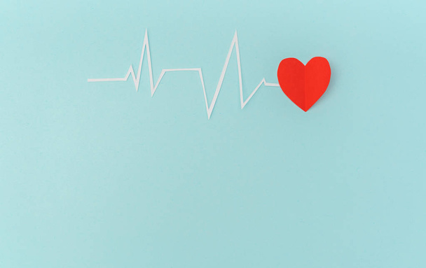 Papír vágott szívritmus kardiogram Valentin-napra . - Fotó, kép
