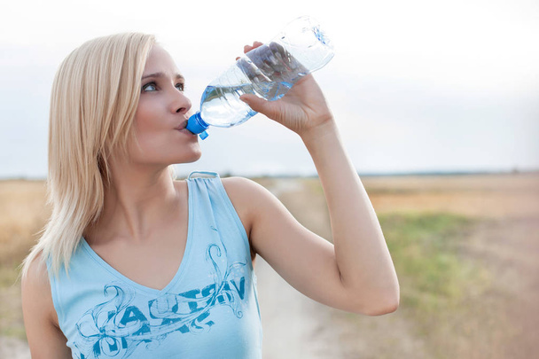 Женщина пьет воду
 - Фото, изображение