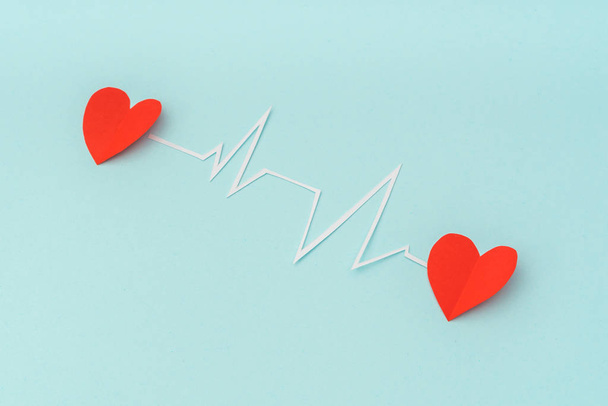 El corte de papel del cardiograma del ritmo cardíaco para el Día de San Valentín
 . - Foto, imagen