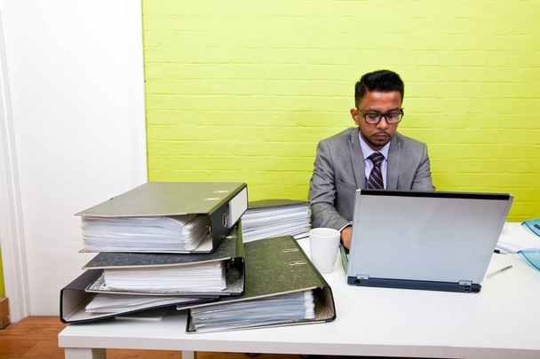 Indian Businessman working on laptop - Fotoğraf, Görsel