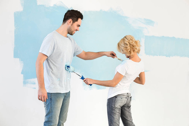 Playful couple painting each other - Foto, immagini