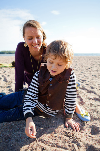 Mother and son at beach. - Foto, Bild