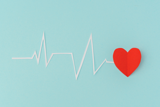 Taglio di carta di cardiogramma di ritmo cardiaco durante Giorno di San Valentino
 . - Foto, immagini