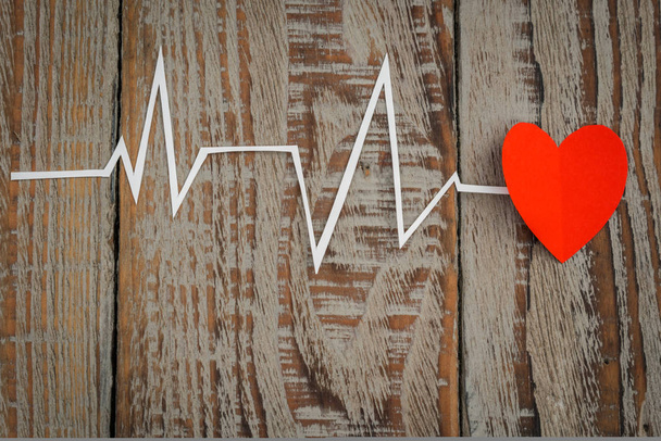 Řezání papíru z kardiogram srdeční rytmus pro Valentýn . - Fotografie, Obrázek